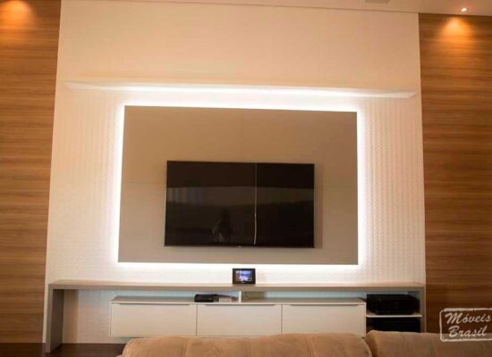 Sala de Estar Aconchegante no Inverno, 5 Ideias de Móveis Planejados. É o lugar perfeito para maratonar séries, ler um bom livro sob as cobertas ou desfrutar de um chocolate quente em família.