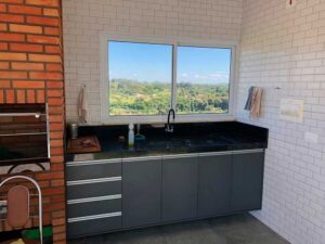 As Vantagens de Apostar em Móveis Pretos