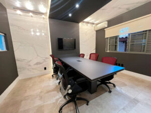 Transformando Espaços Comerciais. Como os móveis planejados podem transformar espaços comerciais, maximizando seu potencial funcional?