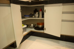 Móveis Planejados para Apartamentos Pequenos. Maximizando Espaços com Estilo. Morar em um apartamento pequeno não significa abrir mão do conforto e da estética.