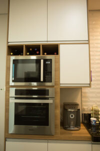 Móveis Planejados para Apartamentos Pequenos. Maximizando Espaços com Estilo. Morar em um apartamento pequeno não significa abrir mão do conforto e da estética.