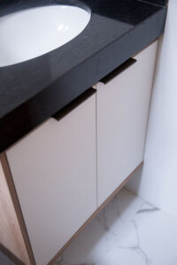 Móveis Planejados para Banheiros Modernos Vamos ver algumas dicas e ideias audaciosas para o projeto dos sonhos de banheiros modernos com móveis planejados.