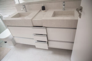 Móveis Planejados para Banheiros Modernos Vamos ver algumas dicas e ideias audaciosas para o projeto dos sonhos de banheiros modernos com móveis planejados.