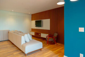 Tendências em Cores e Acabamentos para Móveis Planejados em 2024 desempenham papel fundamental na criação de ambientes com tendências e preferências individuais.