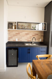 Elegância e Funcionalidade A sala de jantar é um dos ambientes mais importantes de qualquer casa. É onde compartilhamos refeições, celebramos ocasiões especiais e passamos momentos de qualidade com a família e amigos. Criar um espaço acolhedor e funcional nesse ambiente pode ser desafiador, mas com a ajuda de móveis planejados, é possível alcançar um equilíbrio perfeito entre elegância e praticidade. Aqui vamos compartilhar dicas sobre como escolher e dispor móveis planejados na sala de jantar para transformar esse espaço em um verdadeiro convite ao convívio. 1. A Escolha dos Móveis Planejados Mesa de Jantar: A mesa é o ponto central da sala de jantar. Ao escolher uma mesa planejada, considere o tamanho e a forma que melhor se adaptam ao espaço disponível. Mesas retangulares são ideais para ambientes mais longos e estreitos, enquanto mesas redondas ou ovais funcionam bem em espaços menores, facilitando a circulação. Cadeiras Confortáveis: Opte por cadeiras confortáveis e ergonômicas que complementem o design da mesa. Cadeiras estofadas com materiais duráveis são uma excelente escolha para garantir o conforto durante as refeições prolongadas. Buffet ou Aparador: Um buffet ou aparador planejado não só adiciona elegância à sala de jantar, mas também oferece espaço de armazenamento adicional para louças, talheres e utensílios. Escolha um modelo que harmonize com a mesa e as cadeiras, mantendo a coesão do design. 2. Distribuição dos Móveis Espaço de Circulação: Garanta que haja espaço suficiente para a circulação ao redor da mesa. Recomenda-se deixar, no mínimo, 90 cm de espaço livre entre a mesa e as paredes ou outros móveis, permitindo que as pessoas se movimentem confortavelmente. Harmonia e Proporção: Certifique-se de que os móveis estejam proporcionais ao tamanho da sala de jantar. Móveis muito grandes podem sobrecarregar o espaço, enquanto móveis muito pequenos podem fazer a sala parecer desordenada. Iluminação: A iluminação adequada é crucial para criar um ambiente acolhedor. Instale um pendente ou lustre centralizado sobre a mesa de jantar para destacar o ponto focal do ambiente. Luzes indiretas e abajures em buffets ou aparadores podem adicionar um toque extra de sofisticação. 3. Estilo e Personalização Cores e Acabamentos: Escolha cores e acabamentos que reflitam o seu estilo pessoal e complementem a decoração geral da casa. Tons neutros, como branco, cinza e madeira natural, são versáteis e atemporais, enquanto cores mais ousadas podem adicionar um toque de personalidade. Detalhes Decorativos: Incorpore detalhes decorativos, como arranjos de flores, velas e obras de arte, para adicionar charme e personalidade à sala de jantar. Utilize tapetes para delimitar a área da mesa e cadeiras, criando uma sensação de espaço definido. 4. Funcionalidade e Praticidade Armazenamento Inteligente: Móveis planejados permitem a inclusão de soluções de armazenamento inteligentes, como gavetas embutidas em buffets ou aparadores, prateleiras ajustáveis e compartimentos ocultos. Isso ajuda a manter a sala de jantar organizada e livre de desordem. Versatilidade: Considere a versatilidade dos móveis ao planejar a sala de jantar. Mesas extensíveis são ótimas para acomodar mais pessoas em ocasiões especiais, enquanto cadeiras empilháveis ou dobráveis podem ser guardadas quando não estiverem em uso. 5. Sustentabilidade e Durabilidade Materiais de Qualidade: Invista em materiais de alta qualidade que garantam a durabilidade dos móveis planejados. Madeira maciça, laminados resistentes e revestimentos fáceis de limpar são opções excelentes para a sala de jantar. Design Sustentável: Opte por móveis planejados com design sustentável, utilizando materiais ecologicamente corretos e processos de fabricação que minimizem o impacto ambiental. A Planejados Móveis Brasil está comprometida em ajudar você a criar a sala de jantar dos seus sonhos, combinando elegância e funcionalidade. Nossos móveis planejados são projetados para se adaptar perfeitamente ao seu espaço e estilo de vida, proporcionando um ambiente acolhedor e sofisticado para todos os seus momentos especiais. Entre em contato conosco e descubra como nossos especialistas podem transformar sua sala de jantar em um espaço convidativo e elegante.