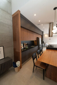 Elegância e Funcionalidade A sala de jantar é um dos ambientes mais importantes de qualquer casa. É onde compartilhamos refeições, celebramos ocasiões especiais e passamos momentos de qualidade com a família e amigos. Criar um espaço acolhedor e funcional nesse ambiente pode ser desafiador, mas com a ajuda de móveis planejados, é possível alcançar um equilíbrio perfeito entre elegância e praticidade. Aqui vamos compartilhar dicas sobre como escolher e dispor móveis planejados na sala de jantar para transformar esse espaço em um verdadeiro convite ao convívio. 1. A Escolha dos Móveis Planejados Mesa de Jantar: A mesa é o ponto central da sala de jantar. Ao escolher uma mesa planejada, considere o tamanho e a forma que melhor se adaptam ao espaço disponível. Mesas retangulares são ideais para ambientes mais longos e estreitos, enquanto mesas redondas ou ovais funcionam bem em espaços menores, facilitando a circulação. Cadeiras Confortáveis: Opte por cadeiras confortáveis e ergonômicas que complementem o design da mesa. Cadeiras estofadas com materiais duráveis são uma excelente escolha para garantir o conforto durante as refeições prolongadas. Buffet ou Aparador: Um buffet ou aparador planejado não só adiciona elegância à sala de jantar, mas também oferece espaço de armazenamento adicional para louças, talheres e utensílios. Escolha um modelo que harmonize com a mesa e as cadeiras, mantendo a coesão do design. 2. Distribuição dos Móveis Espaço de Circulação: Garanta que haja espaço suficiente para a circulação ao redor da mesa. Recomenda-se deixar, no mínimo, 90 cm de espaço livre entre a mesa e as paredes ou outros móveis, permitindo que as pessoas se movimentem confortavelmente. Harmonia e Proporção: Certifique-se de que os móveis estejam proporcionais ao tamanho da sala de jantar. Móveis muito grandes podem sobrecarregar o espaço, enquanto móveis muito pequenos podem fazer a sala parecer desordenada. Iluminação: A iluminação adequada é crucial para criar um ambiente acolhedor. Instale um pendente ou lustre centralizado sobre a mesa de jantar para destacar o ponto focal do ambiente. Luzes indiretas e abajures em buffets ou aparadores podem adicionar um toque extra de sofisticação. 3. Estilo e Personalização Cores e Acabamentos: Escolha cores e acabamentos que reflitam o seu estilo pessoal e complementem a decoração geral da casa. Tons neutros, como branco, cinza e madeira natural, são versáteis e atemporais, enquanto cores mais ousadas podem adicionar um toque de personalidade. Detalhes Decorativos: Incorpore detalhes decorativos, como arranjos de flores, velas e obras de arte, para adicionar charme e personalidade à sala de jantar. Utilize tapetes para delimitar a área da mesa e cadeiras, criando uma sensação de espaço definido. 4. Funcionalidade e Praticidade Armazenamento Inteligente: Móveis planejados permitem a inclusão de soluções de armazenamento inteligentes, como gavetas embutidas em buffets ou aparadores, prateleiras ajustáveis e compartimentos ocultos. Isso ajuda a manter a sala de jantar organizada e livre de desordem. Versatilidade: Considere a versatilidade dos móveis ao planejar a sala de jantar. Mesas extensíveis são ótimas para acomodar mais pessoas em ocasiões especiais, enquanto cadeiras empilháveis ou dobráveis podem ser guardadas quando não estiverem em uso. 5. Sustentabilidade e Durabilidade Materiais de Qualidade: Invista em materiais de alta qualidade que garantam a durabilidade dos móveis planejados. Madeira maciça, laminados resistentes e revestimentos fáceis de limpar são opções excelentes para a sala de jantar. Design Sustentável: Opte por móveis planejados com design sustentável, utilizando materiais ecologicamente corretos e processos de fabricação que minimizem o impacto ambiental. A Planejados Móveis Brasil está comprometida em ajudar você a criar a sala de jantar dos seus sonhos, combinando elegância e funcionalidade. Nossos móveis planejados são projetados para se adaptar perfeitamente ao seu espaço e estilo de vida, proporcionando um ambiente acolhedor e sofisticado para todos os seus momentos especiais. Entre em contato conosco e descubra como nossos especialistas podem transformar sua sala de jantar em um espaço convidativo e elegante.