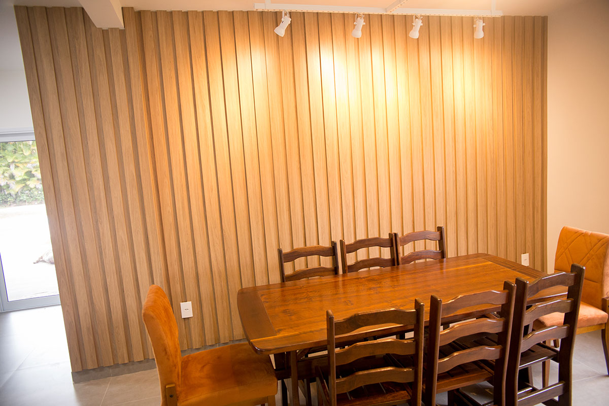 Dicas para Incorporar Móveis Planejados na Decoração Rústica unindo a funcionalidade dos móveis sob medida com o aconchego dos elementos naturais.