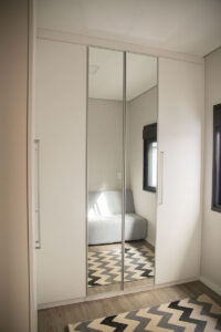 Closets Planejados Como Organizar suas Roupas com Estilo confira as melhores dicas para organizar suas roupas com estilo!