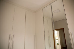 Closets Planejados Como Organizar suas Roupas com Estilo confira as melhores dicas para organizar suas roupas com estilo!