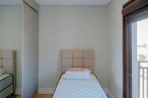 Design Minimalista no Quarto. Em um mundo de constante estímulo e excesso de informações, o quarto deve ser mais do que apenas um lugar para dormir.