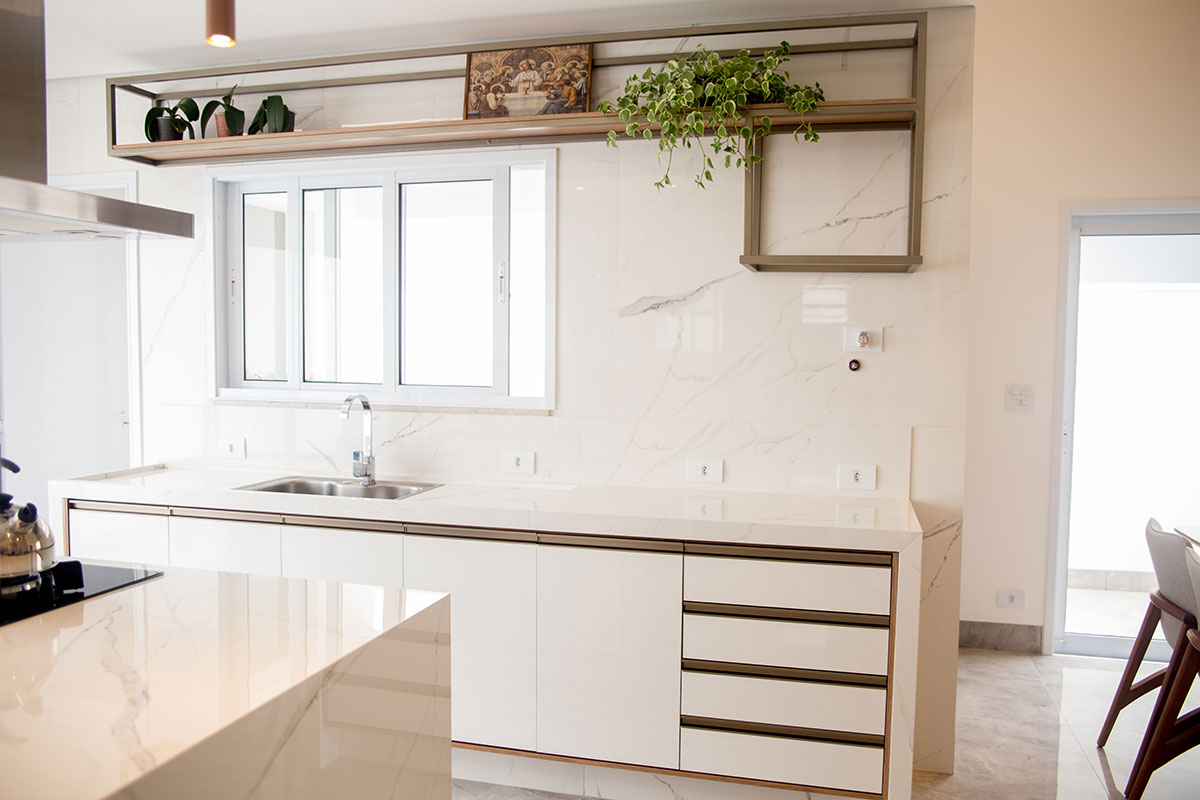 Atmosfera Natalina em Todos os Cômodos: Como os Móveis Planejados Ajudam na Decoração.