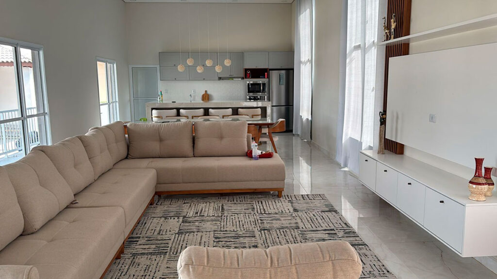 Cozinhas Integradas: O Fim do "Exílio Culinário" e o Segredo da Convivência, a arquitetura das casas modernas reflete uma nova prioridade, a convivência.