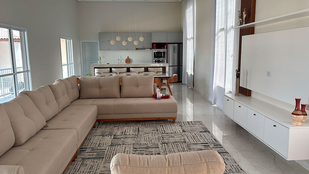 Cozinhas Integradas: O Fim do "Exílio Culinário" e o Segredo da Convivência, a arquitetura das casas modernas reflete uma nova prioridade, a convivência.