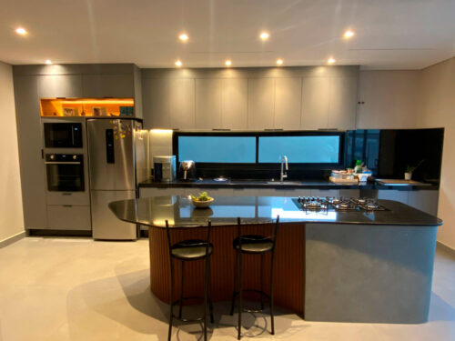 Páscoa em Família: Como sua Sala de Jantar Planejada pode Transformar Grandes Recepções