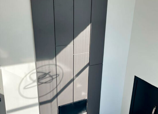 Ambientes Claros e Arejados: Como a Marcenaria Inteligente Maximiza a Luz Natural na sua Casa